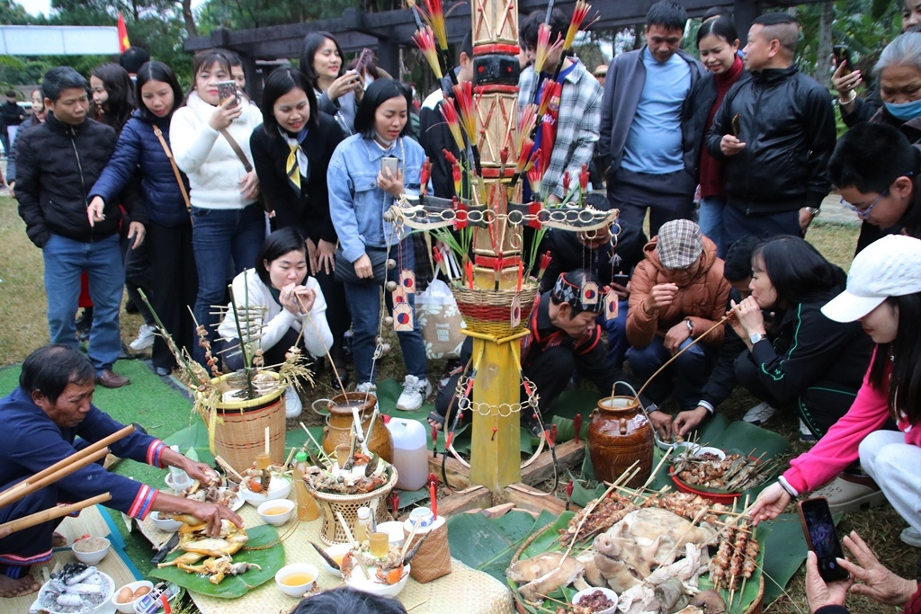 Du khách thưởng thức rượu cần và các món ăn được đồng bào Raglai chuẩn bị trong buổi lễ