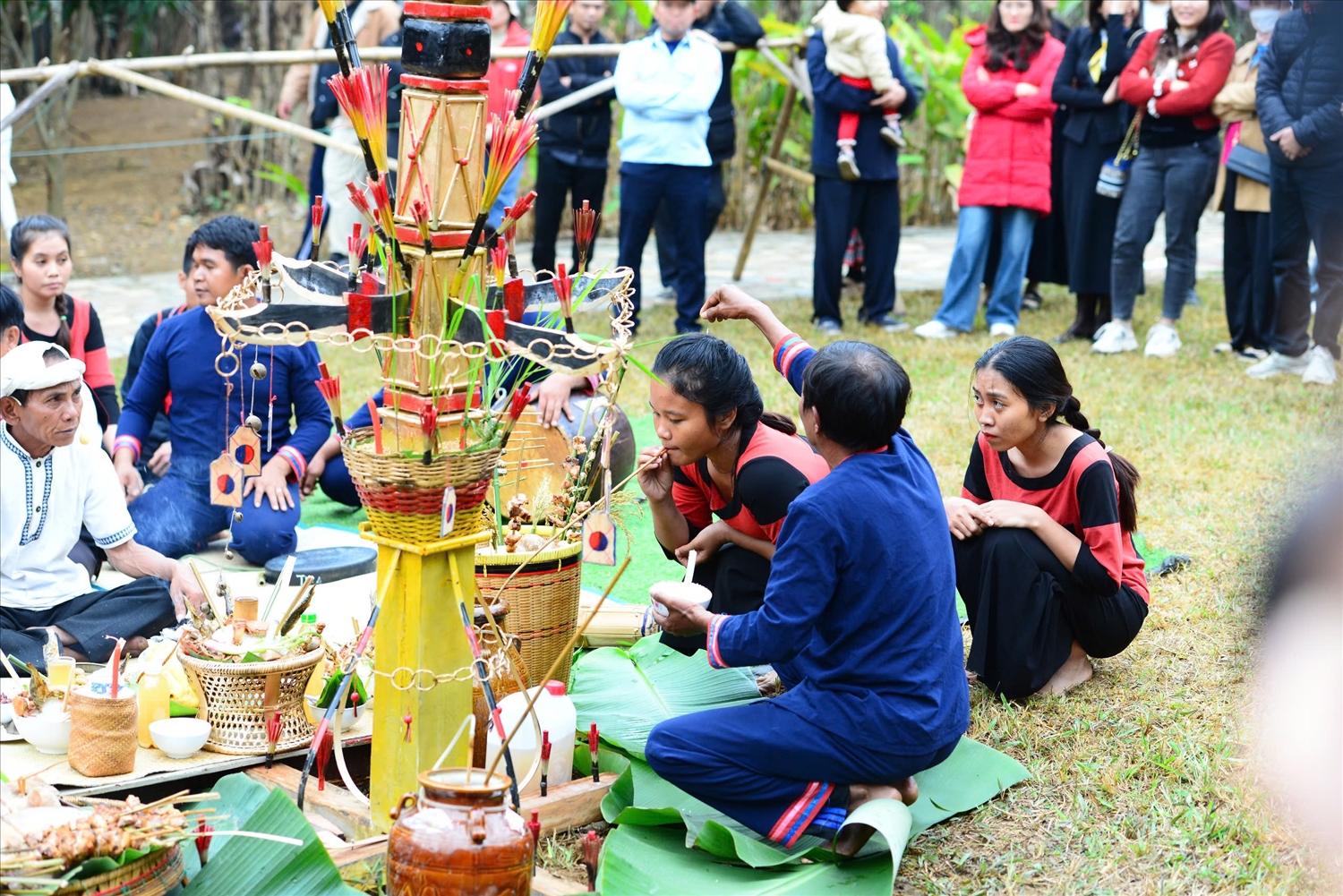 Phụ lễ rắc những hạt gạo lên đầu phụ nữ Raglai