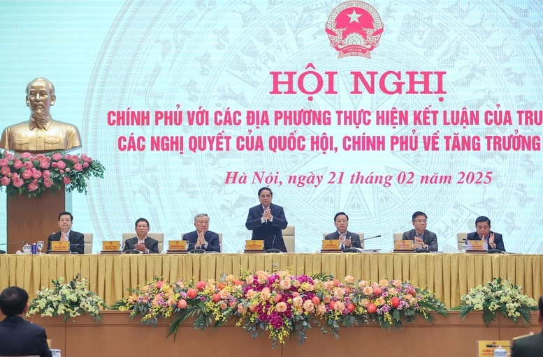 Thủ tướng Phạm Minh Chính nêu rõ, hội nghị được tổ chức để thực hiện Kết luận của Trung ương, các nghị quyết của Quốc hội và Chính phủ về phấn đấu tăng trưởng GDP đạt ít nhất 8% trong năm 2025 - Ảnh: VGP/Nhật Bắc