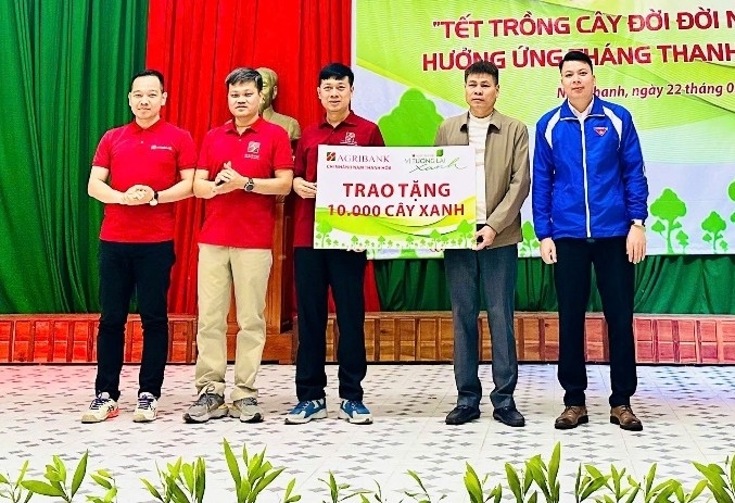 Đại diện lãnh đạo Agribank Nam Thanh Hóa trao biểu trưng tặng 10.000 cây xanh cho xã Mậu Lâm (Như Thanh).