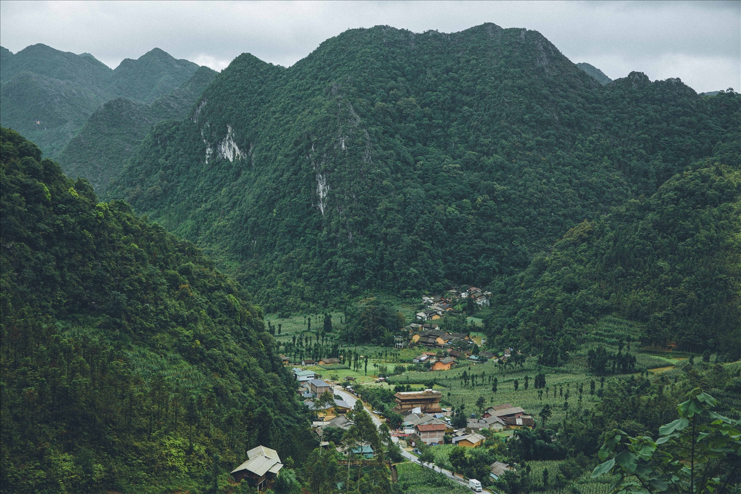 Khung cảnh thơ mộng của Làng văn hóa du lịch cộng đồng thôn Lũng Cẩm, huyện Đồng Văn, tỉnh Hà Giang