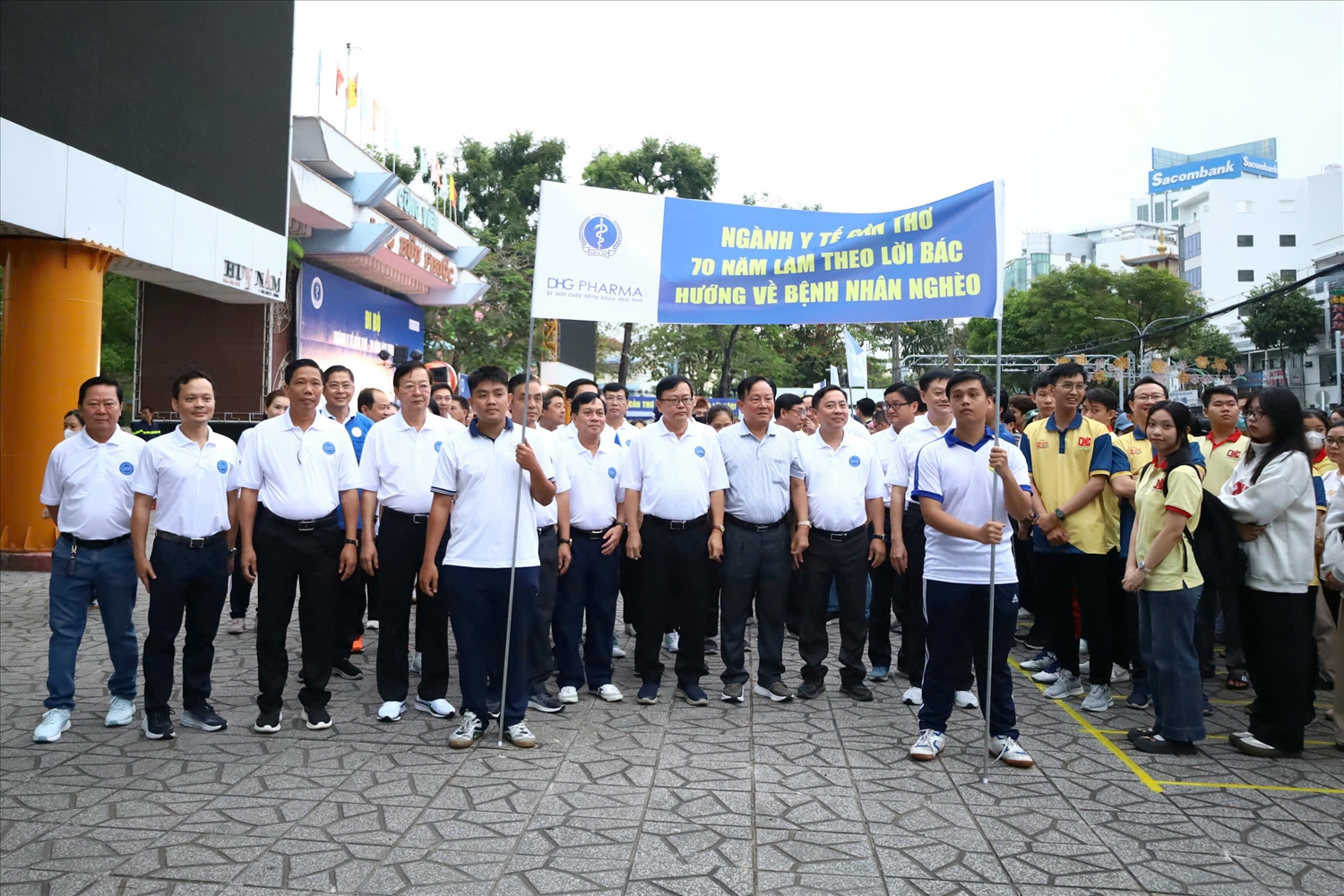 Lãnh đạo TP. Cần Thơ tham gia đi bộ với ngành y tế thành phố nhân kỷ niệm Ngày Thầy thuốc Việt Nam, hướng về bệnh nhân nghèo