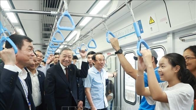 Tổng Bí thư Tô Lâm đi tàu Metro số 1 Bến Thành-Suối Tiên và trò chuyện với người dân. (Ảnh: TTXVN)