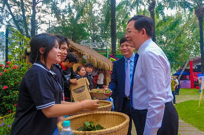 Bí thư Tỉnh ủy Hồ Quốc Dũng gặp gỡ, trò chuyện với người dân tại Ngày hội.