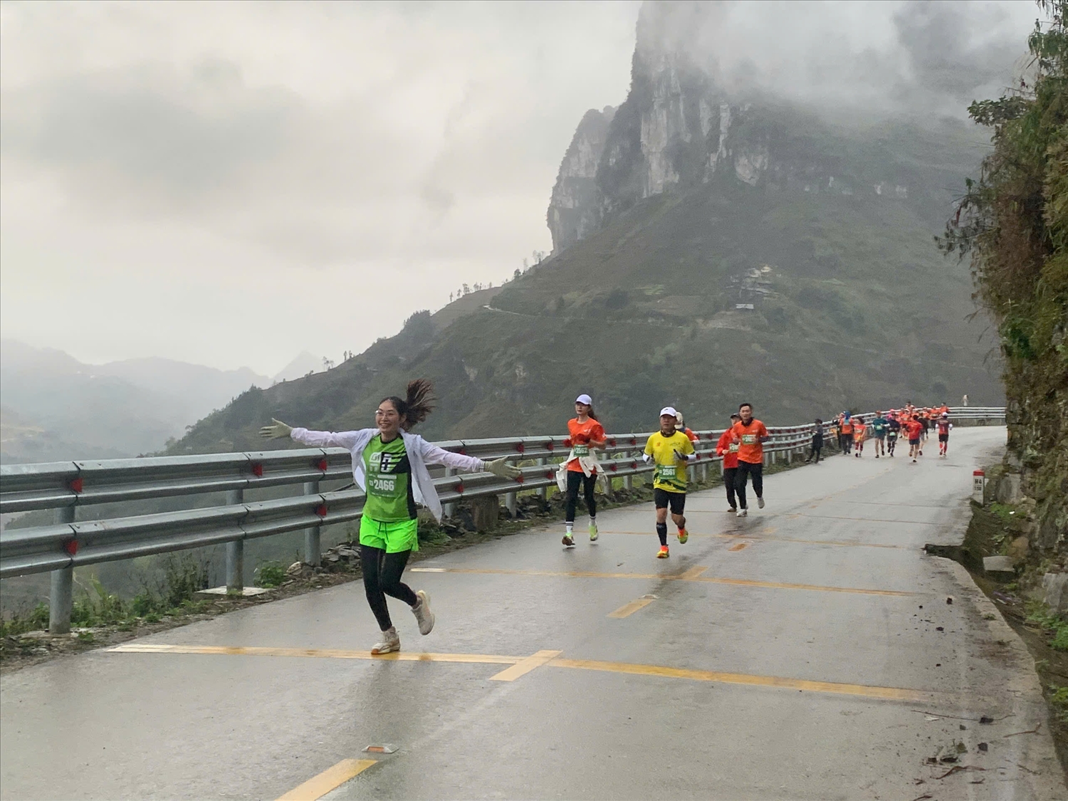 Đông đảo các vận động viên tham gia giải Marathon quốc tế tỉnh Hà Giang năm 2025 