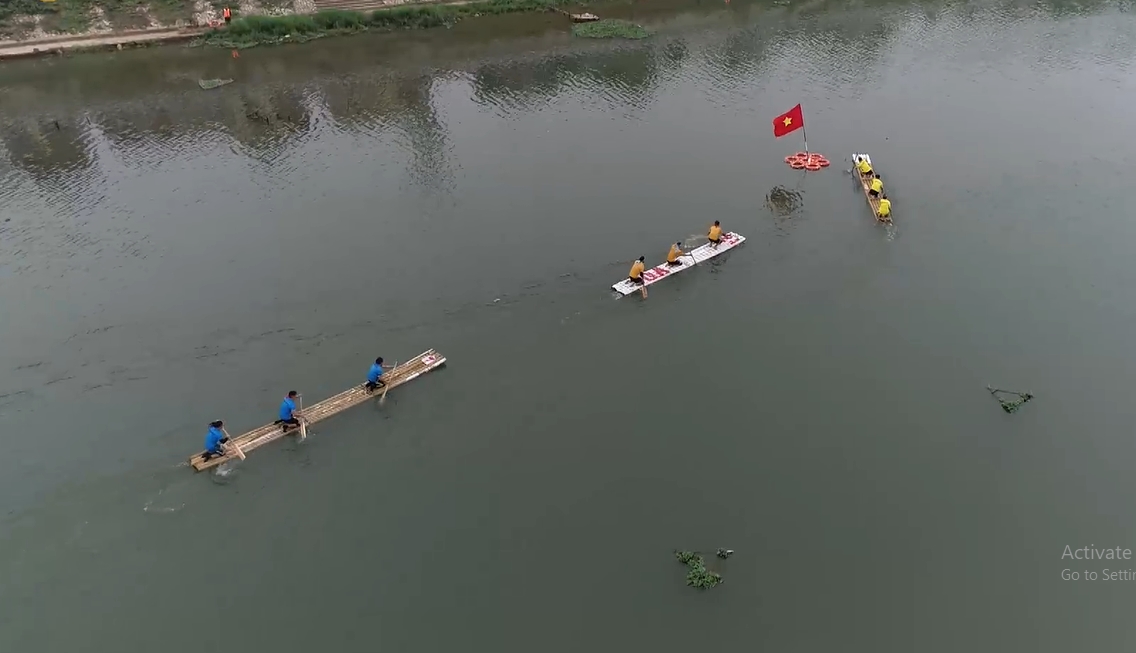 Mỗi đội đua gồm 3 tay đua là những thanh niên trai tráng từ 18 tuổi trở lên, khỏe mạnh, có tài sông nước, có kinh nghiệm bơi bè. 