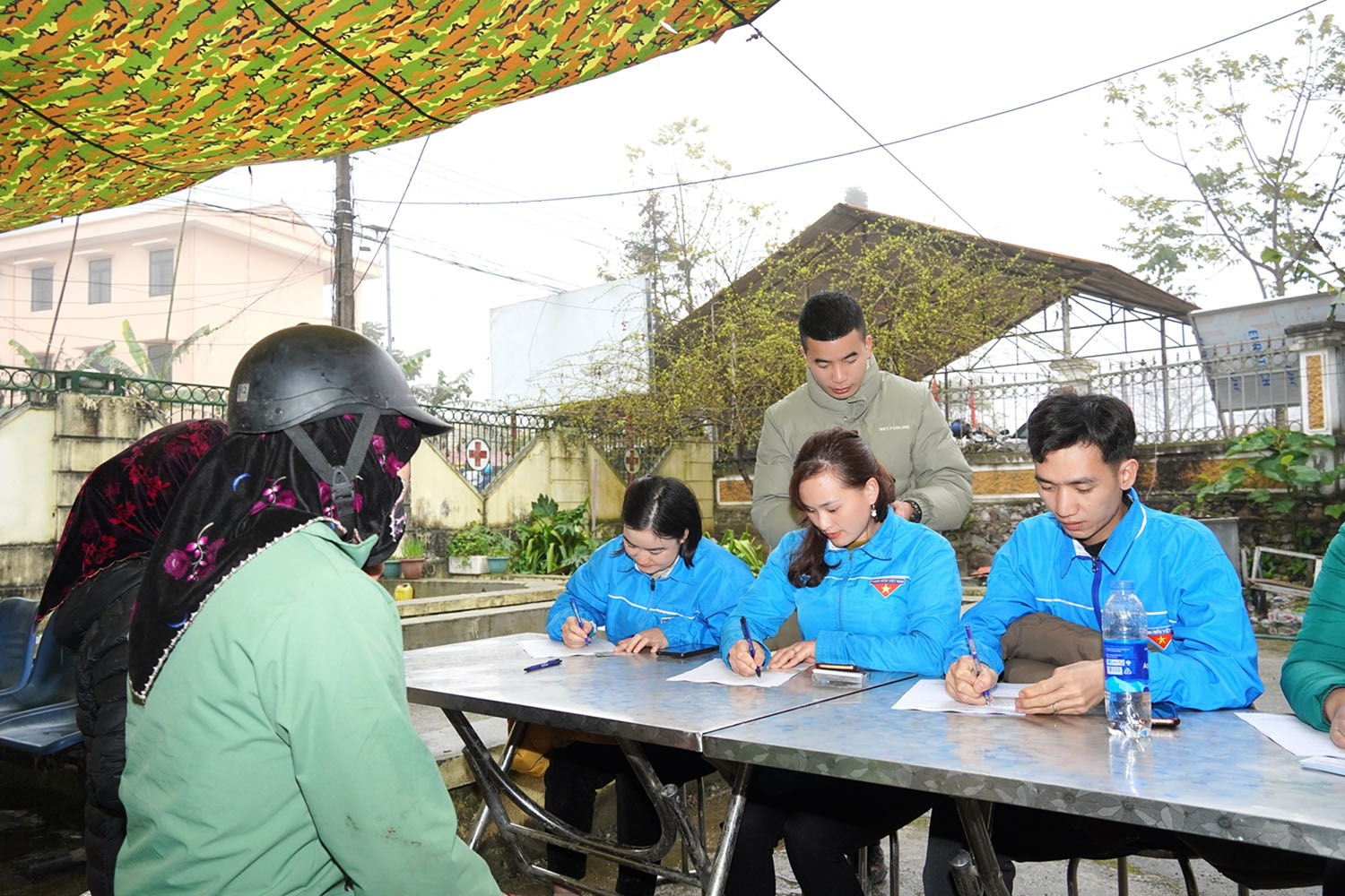 Đoàn viên thanh niên huyện Mèo Vạc tham gia hỗ trợ chương trình