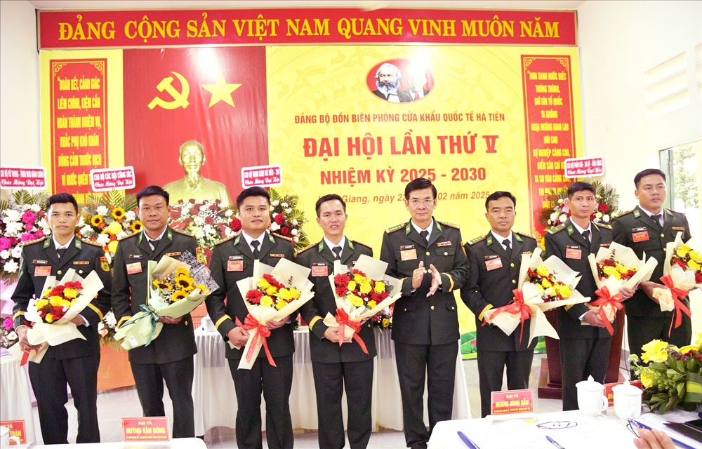 Đại tá Huỳnh Văn Đông, Bí thư Đảng ủy, Chính ủy Bộ đội Biên phòng tỉnh Kiên Giang, tặng hoa chúc mừng 7 đồng chí được Đại hội bầu vào ban chấp hành khóa mới nhiệm kỳ 2025 - 2039