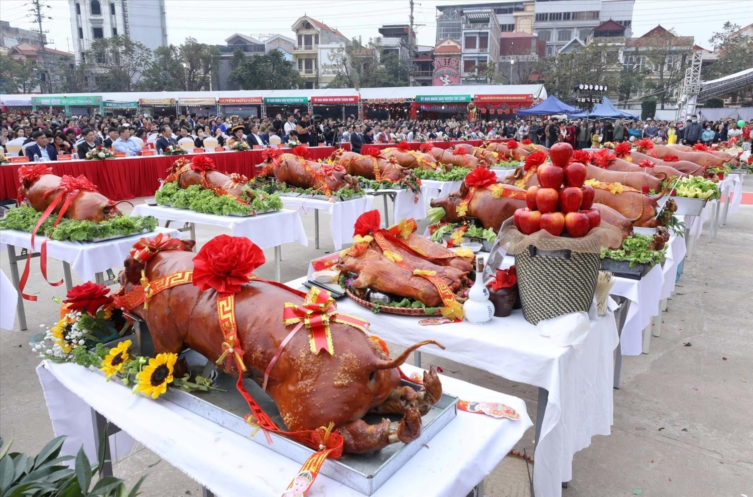 Những con lợn quay vàng óng luôn luôn hấp dẫn du khách khi đến với lễ hội Kỳ Lừa-Tả Phủ