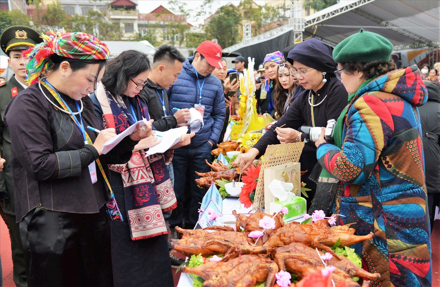 Ban Giám khảo chấm điểm phần thi vịt quay