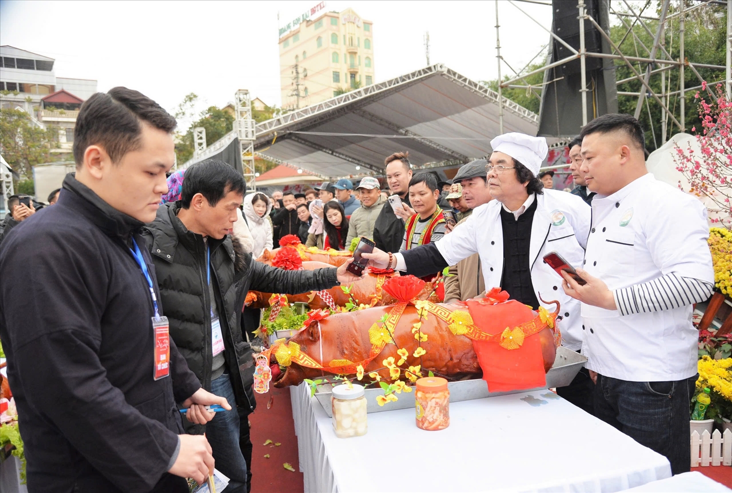 Ban Giám khảo chấm thi món lợn quay