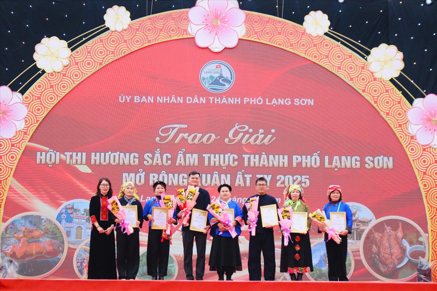 Ban Tổ chức trao giải cho các đơn vị thi giã bánh giày