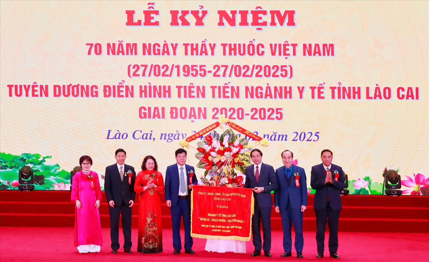 Lãnh đạo tỉnh Lào Cai tặng lẵng hoa và bức trướng chúc mừng ngành y tế Lào Cai nhận kỷ niệm 0 năm ngày Thầy thuốc Việt Nam 