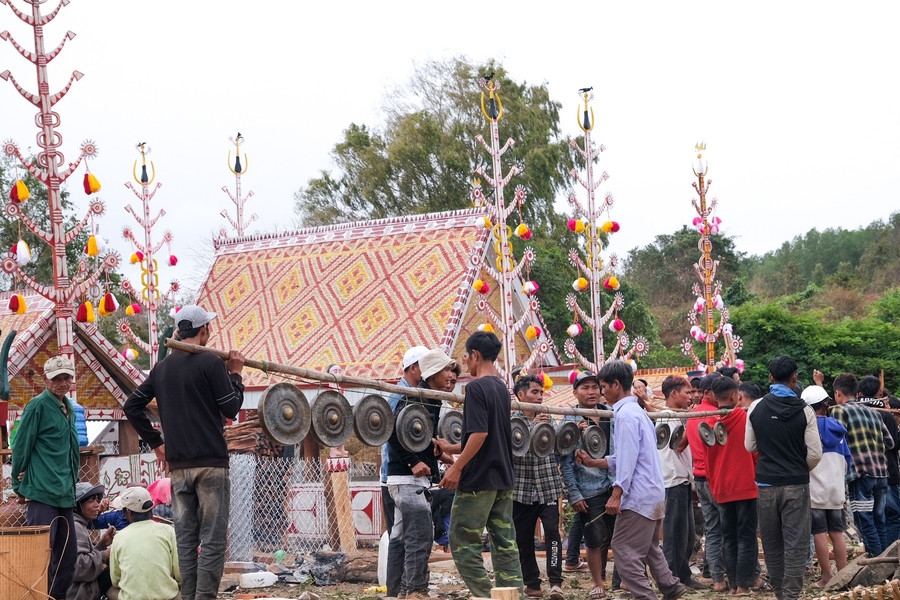 Dân làng Pyang đánh cồng chiêng rộn ràng tiễn đưa người chết