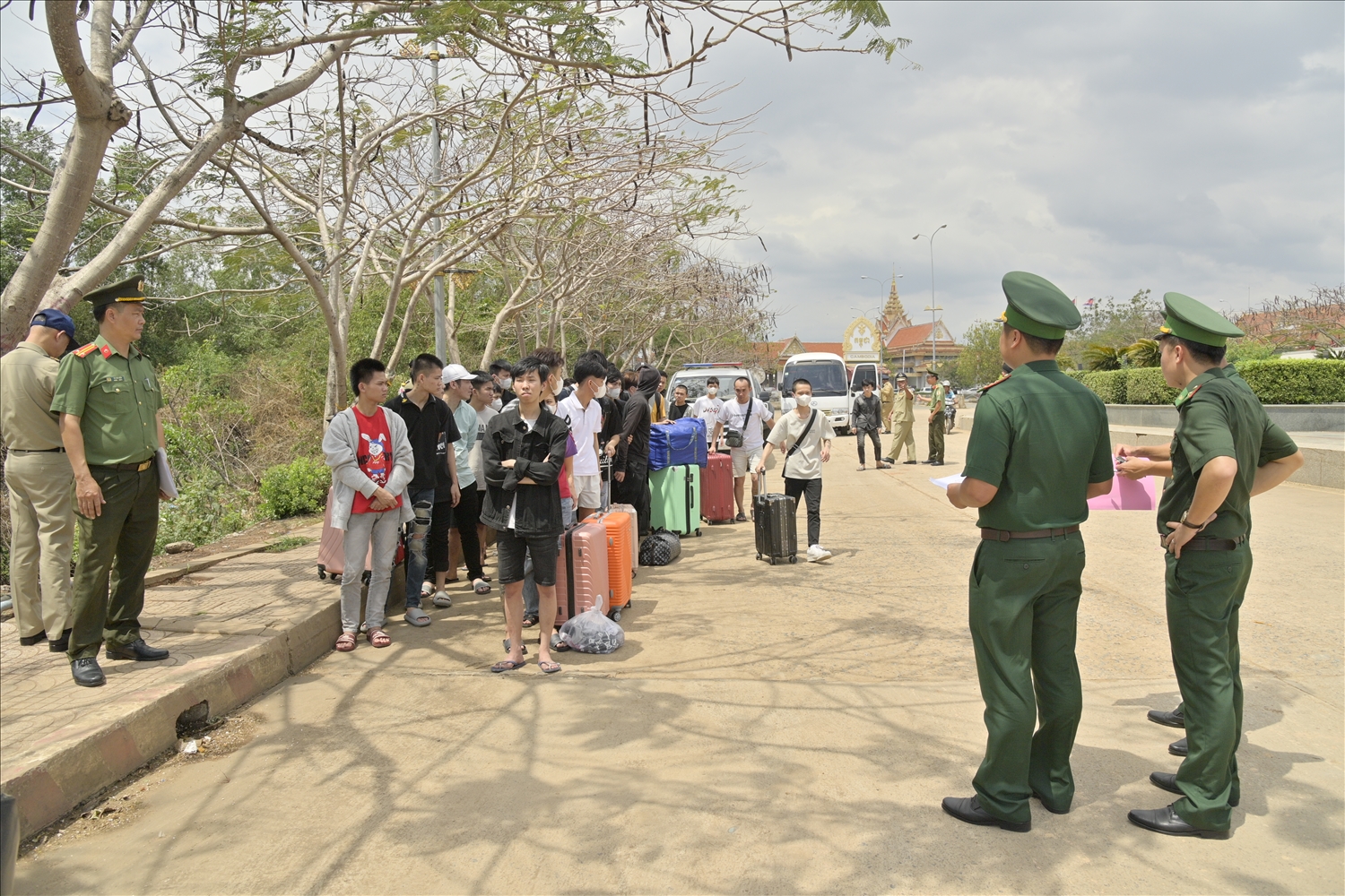 Ban chỉ huy đồn Biên phòng cửa khẩu Quốc tế Hà Tiên ký và trao biên bản giao nhận 40 công dân Việt Nam do phía Campuchia trao trả