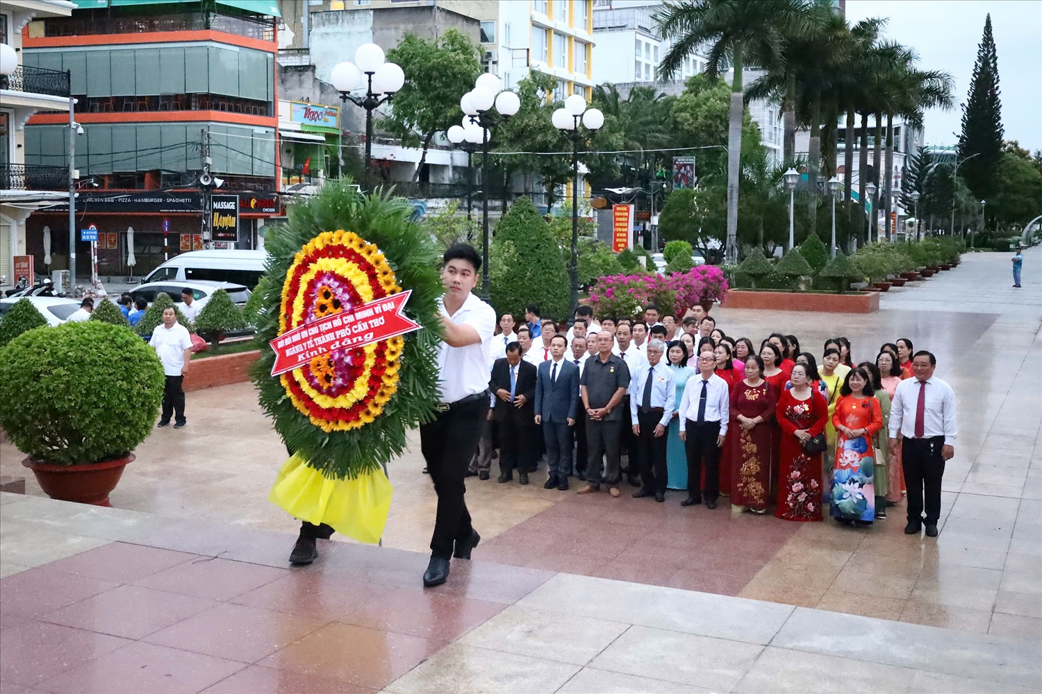 Sáng cùng ngày, ngành y tế Cần Thơ đến viếng, thắp hương trước Tượng đài Bác Hồ, quận Ninh Kiều