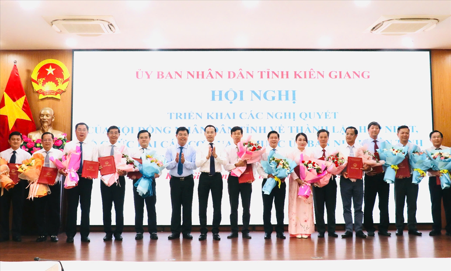 Ông Nguyễn Tiến Hải, Bí thư Tỉnh ủy Kiên Giang và ông Nguyễn Thanh Nhàn, Chủ tịch UBND tỉnh Kiên Giang trao các quyết định về thành lập, hợp nhất, tổ chức lại các cơ quan thuộc UBND tỉnh