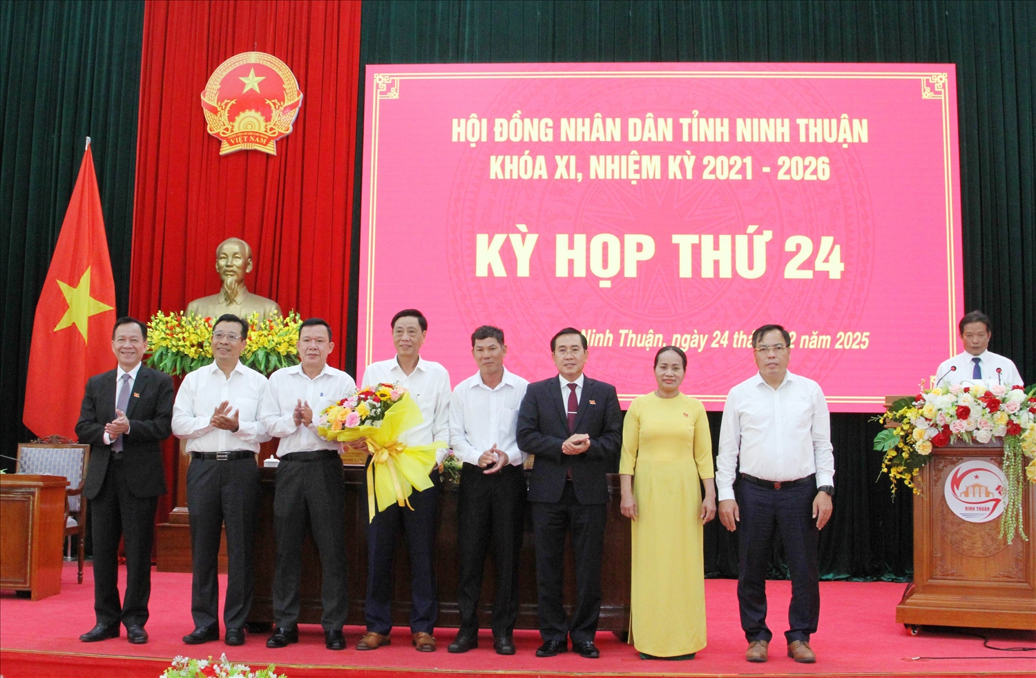 Ông Phạm Văn Hậu, Phó Bí thư Thường trực Tỉnh ủy- Chủ tịch HĐND tỉnh và ông Trần Minh Lực, Phó Chủ tịch HĐND tỉnh tặng hoa chúc mừng các ủy viên UBND tỉnh được bầu bổ sung tại kỳ họp. 