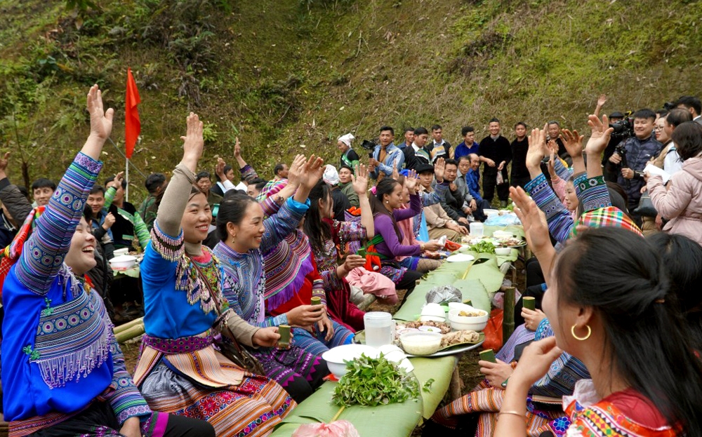 Người Mông Nà Hẩu, huyện Văn Chấn, Yên Bái quan niệm, rừng là nguồn sống, là mái nhà che chở, là chỗ dựa tinh thần của cả cộng đồng, rừng tạo nên cuộc sống ấm no, hạnh phúc, bình yên cho mọi người. Để bảo vệ rừng, vào ngày cuối cùng của tháng Giêng Âm lịch, đồng bào lại tổ chức ""Lễ cúng rừng” hay còn gọi là "Tết rừng” tại các khu rừng thiêng trên địa bàn xã. 