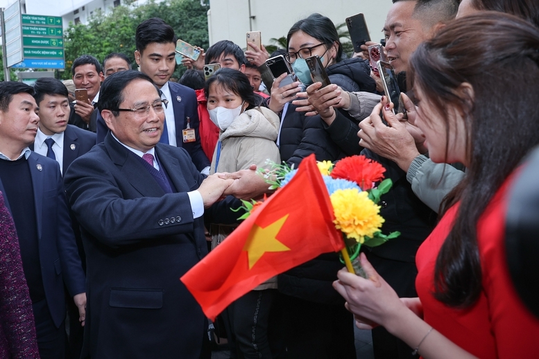 Thủ tướng Phạm Minh Chính và người nhà bệnh nhân đang điều trị tại Bệnh viện Bạch Mai - Ảnh: VGP/Nhật Bắc