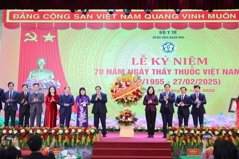 Thủ tướng ghi nhận, đánh giá cao và nhiệt liệt chúc mừng những thành tích đáng tự hào mà các thế hệ giáo sư, bác sĩ, thầy thuốc, nhân viên y tế, cán bộ, công chức, viên chức, người lao động ngành y tế nói chung và Bệnh viện Bạch Mai nói riêng đã đạt được trong thời gian qua - Ảnh: VGP/Nhật Bắc