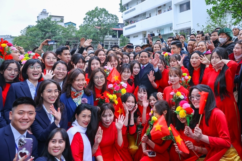 Thủ tướng Phạm Minh Chính và cán bộ, bác sĩ, sinh viên y khoa đang làm việc, học tập tại Bệnh viện Bạch Mai - Ảnh: VGP/Nhật Bắc