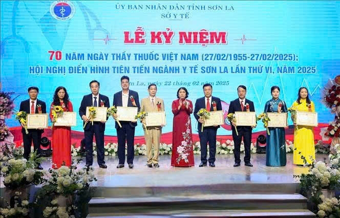 Trao Bằng khen của Chủ tịch Ủy ban nhân dân tỉnh Sơn La cho các cá nhân. Ảnh: Quang Quyết (TTXVN)