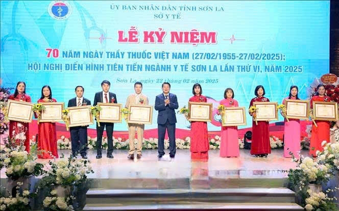 Phó Bí thư Thường trực Tỉnh ủy Sơn La Lò Minh Hùng trao Bằng khen của Thủ tướng Chính phủ tặng cho các cá nhân. Ảnh: Quang Quyết (TTXVN)