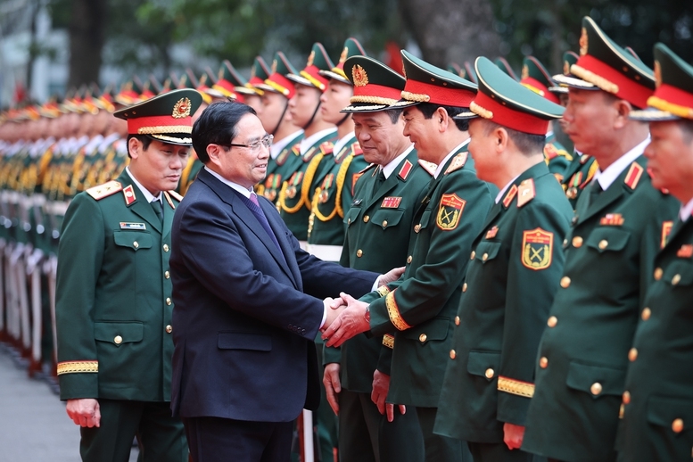 Thủ tướng Phạm Minh Chính tới thăm, động viên đội ngũ cán bộ, bác sĩ, chiến sĩ, nhân viên y tế, người lao động của Học viện Quân y - Ảnh: VGP/Nhật Bắc