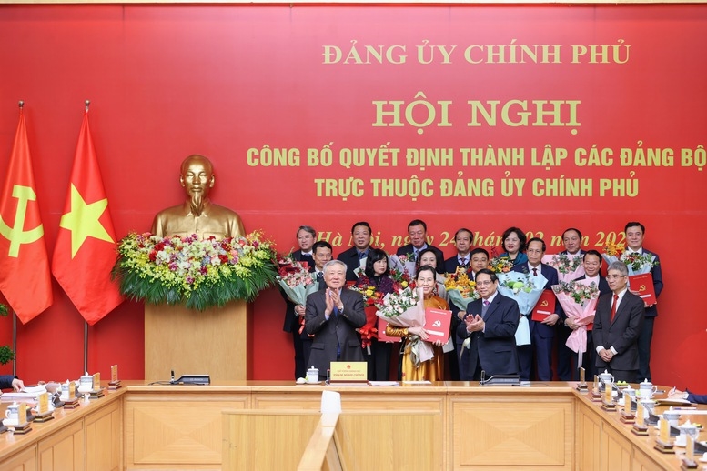 Thủ tướng Phạm Minh Chính trao Quyết định cho Đảng bộ các cơ quan tham mưu, giúp việc của Đảng ủy Chính phủ - Ảnh: VGP/Nhật Bắc