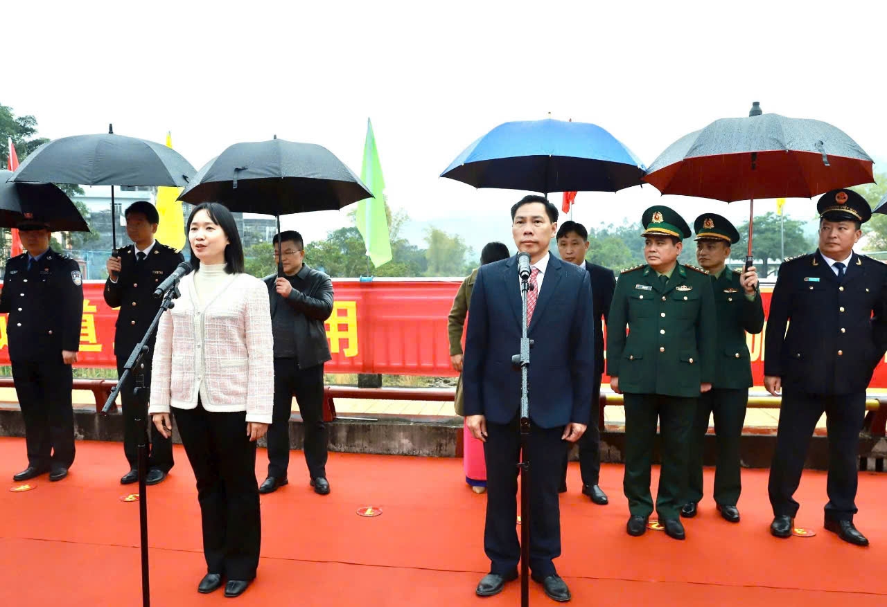 Lãnh đạo huyện Bình Liêu và chính quyền nhân dân khu Phòng Thành tuyên bố thông quan xuất nhập cảnh cho khách du lịch và cư dân biên giới 