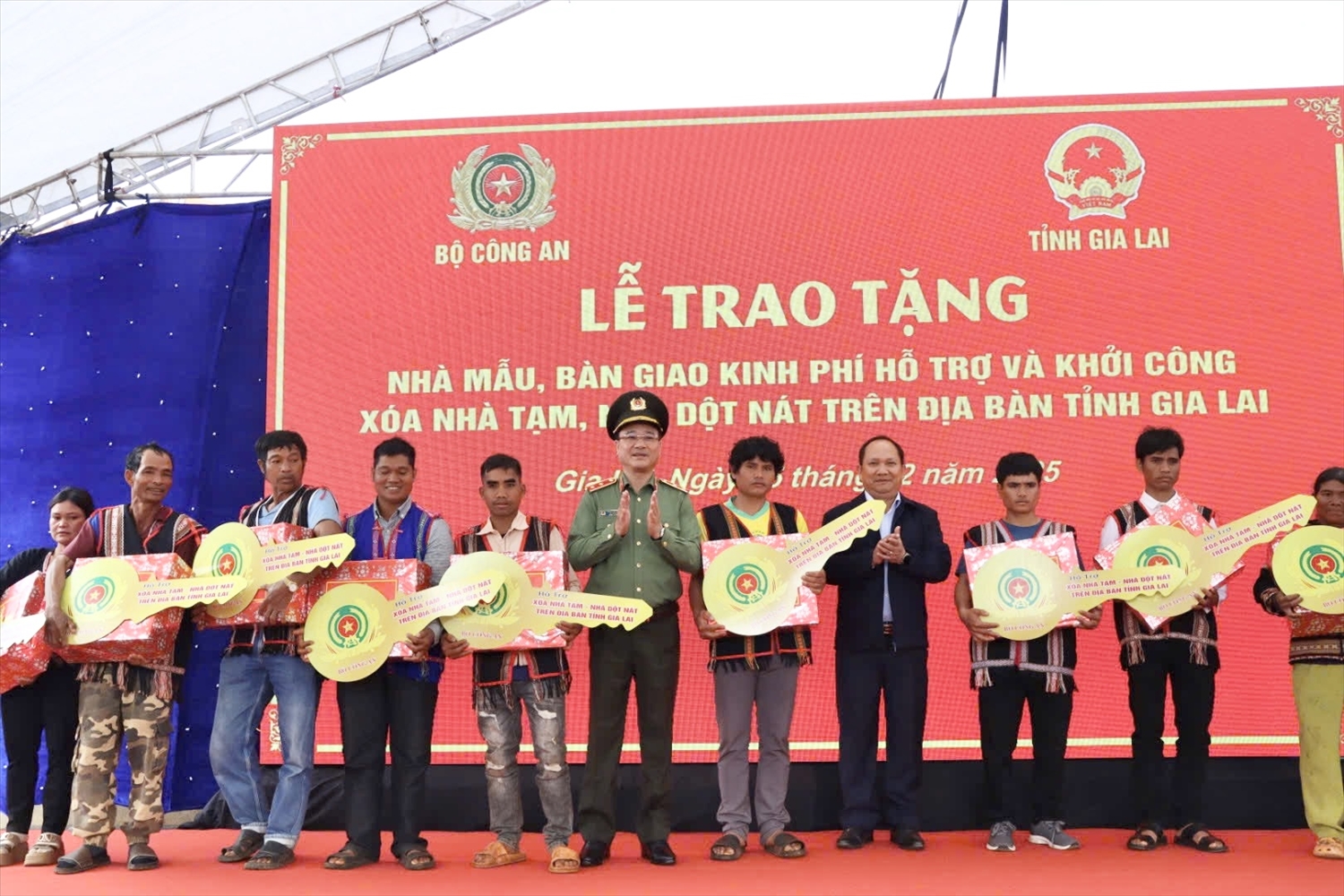 Trung tướng Phạm Thế Tùng trao chìa khóa tượng trưng cho các hộ dân được hỗ trợ nhà ở