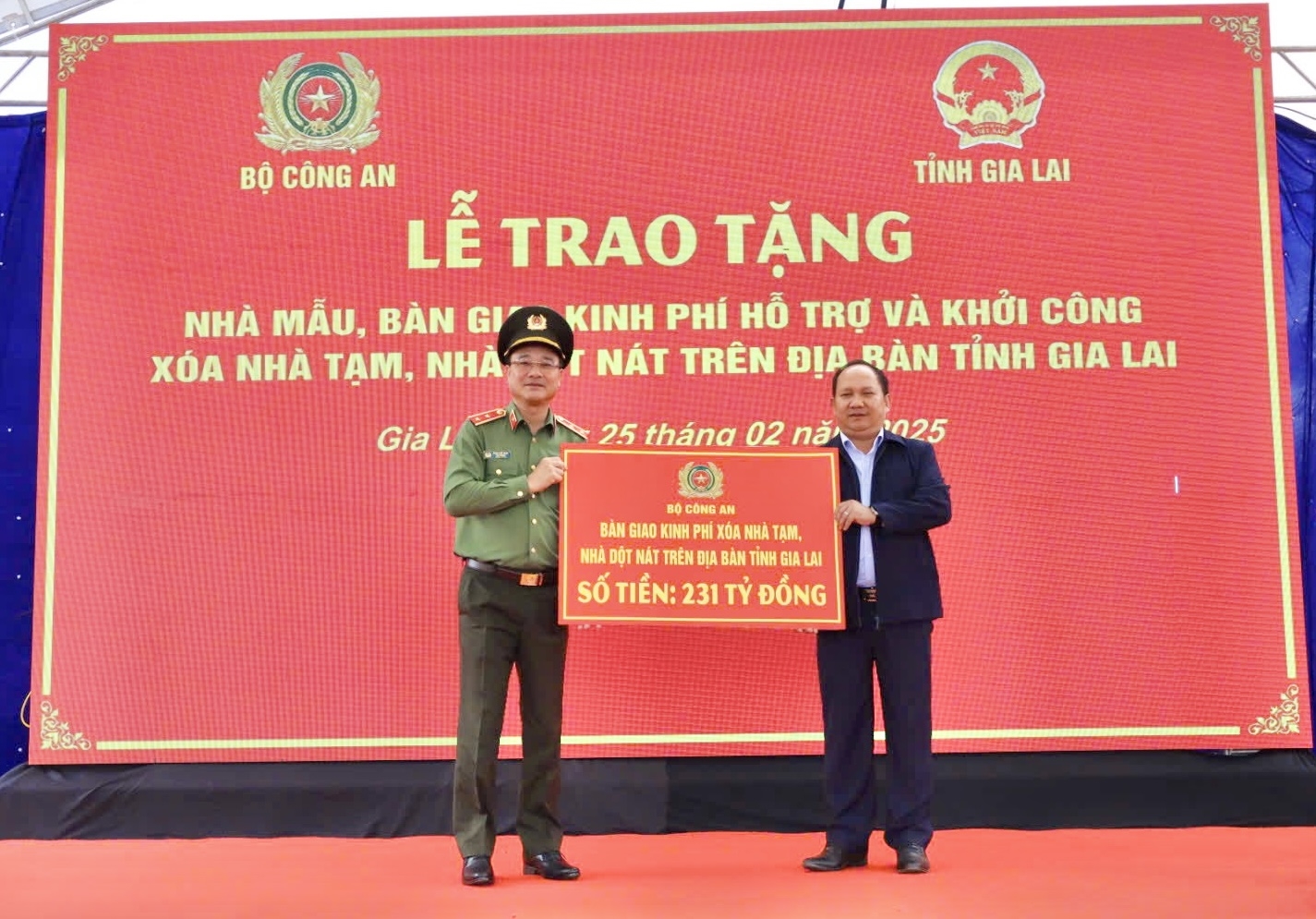 Trung tướng Phạm Thế Tùng, Thứ trưởng Bộ Công an bàn giao biển kinh phí ủng hộ xóa nhà tạm, nhà dột nát cho tỉnh Gia Lai