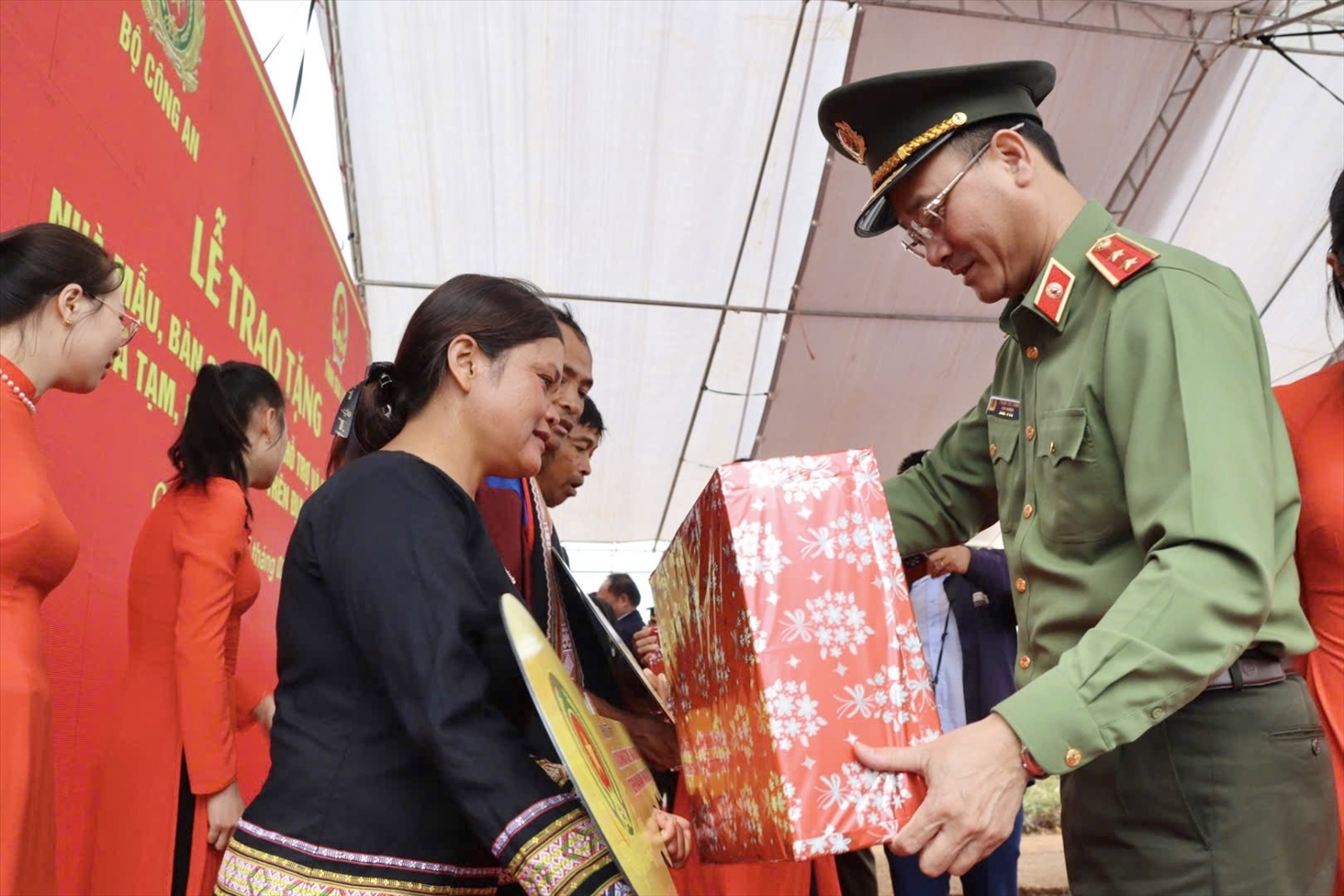 Trung tướng Phạm Thế Tùng tặng quà của Bộ Trưởng Bộ Công an cho các hộ dân