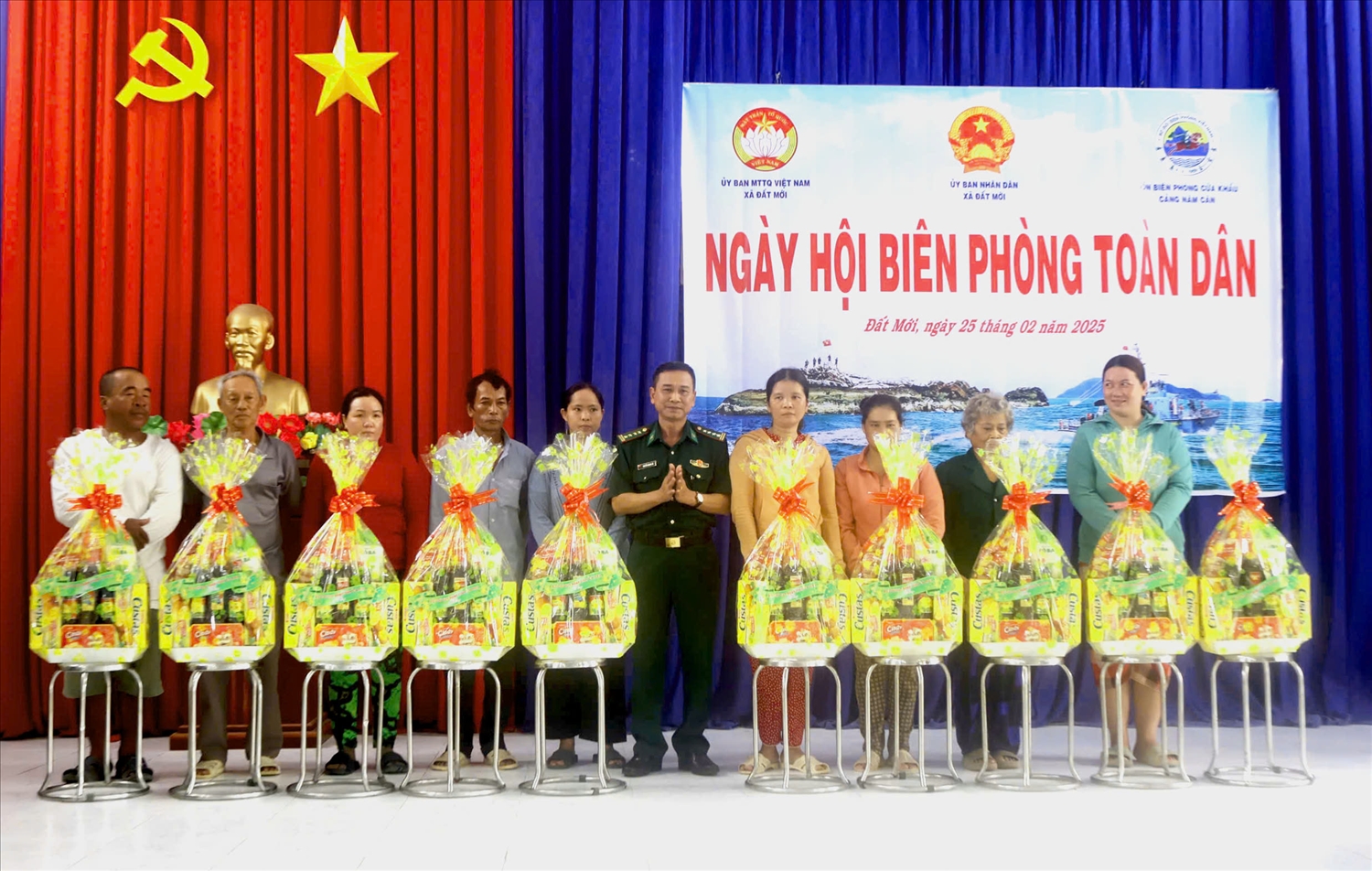 Đại tá Nguyễn Quang Hà, Phó Chính ủy BĐBP tỉnh Cà Mau tặng quà cho người nghèo, hộ gia đình có hoàn cảnh khó khăn tại Ngày hội biên phòng toàn dân