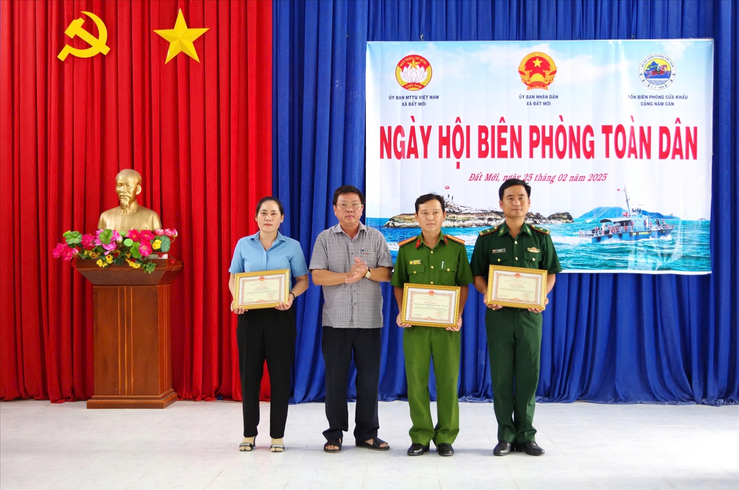 Lãnh đạo huyện Năm Căn tặng giấy khen cho các tập thể trong thực hiện Ngày Biên phòng toàn dân