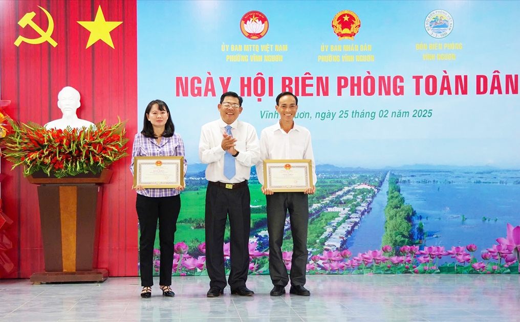 Lãnh đạo UBND tỉnh An Giang đã trao tặng Bằng khen cho 1 tập thể và 1 cá nhân vì có thành tích xuất sắc trong thực hiện Ngày Biên phòng toàn dân năm 2024