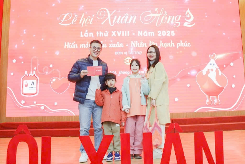 Đồng hành cùng anh Trương Mạnh Linh có vợ và 2 con, anh cho biết trước đây trong gia đình có người thân mắc ung thư máu, phải truyền máu rất nhiều, cần nhiều nguồn máu để duy trì sự sống. Chính vì vậy, mỗi khi đăng ký tham gia hiến máu anh Linh muốn đưa thêm 2 con đi cùng để trải nghiệm, thấu hiểu đau đớn của người bệnh.