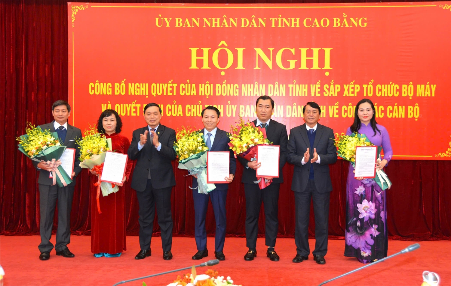 Lãnh đạo tỉnh Cao Bằng trao quyết định bổ nhiệm và tặng hoa chúc mừng Giám đốc các sở mới thành lập. (Giám đốc Sở Dân tộc và Tôn giáo tỉnh Cao Bằng Bế Văn Hùng ngoài cùng bên trái)