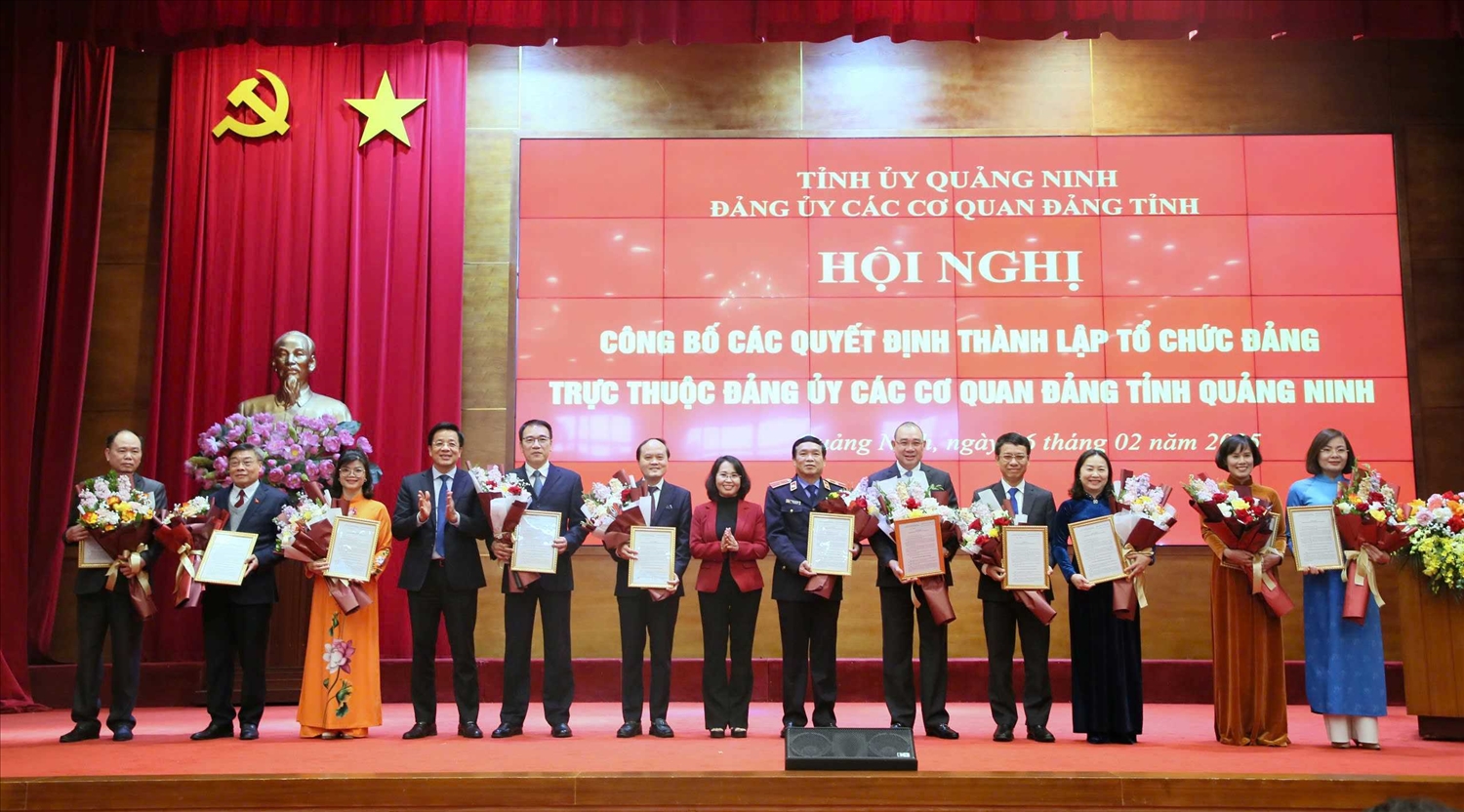 Đảng ủy các cơ quan Đảng tỉnh Quảng Ninh trao quyết định thành lập các chi, đảng bộ trực thuộc