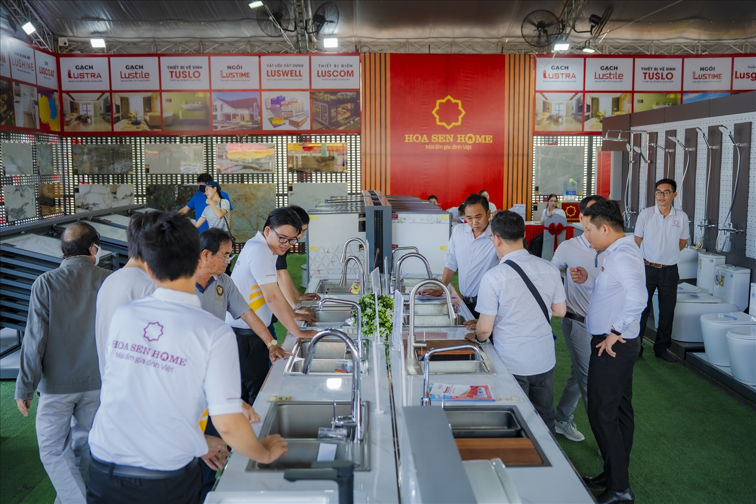 Gian hàng Hoa Sen Home thu hút đông đảo khách tham quan nhờ không gian trưng bày ấn tượng, sản phẩm đa dạng và các chương trình ưu đãi hấp dẫn