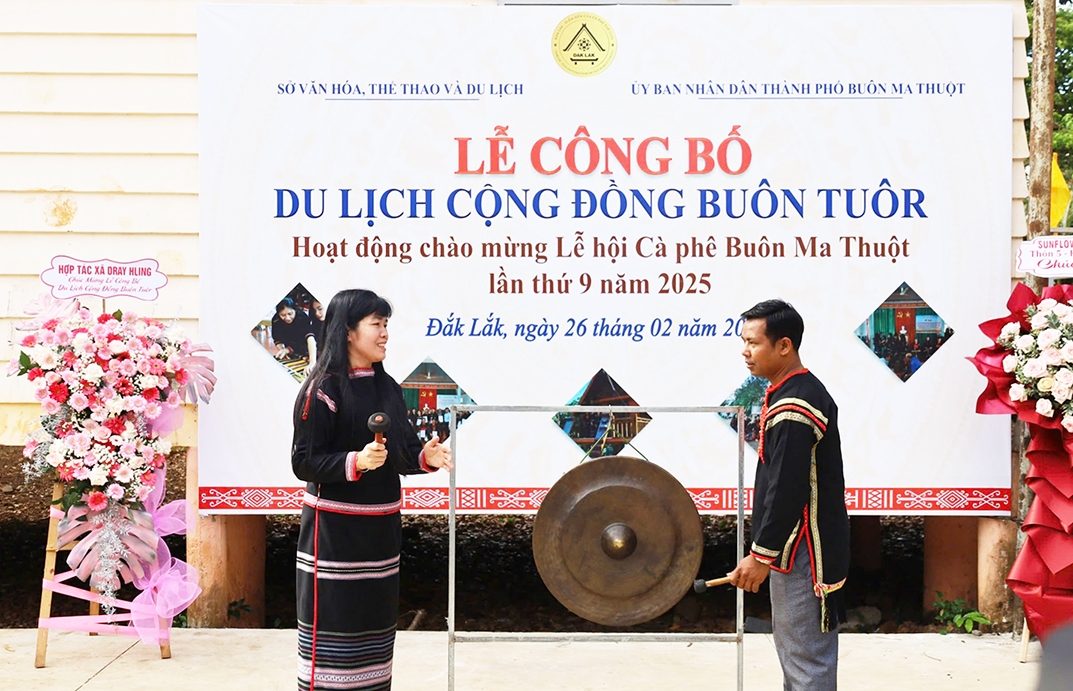 Phó Giám đốc Sở Văn hóa, Thể thao và Du lịch tỉnh Đắk Lắk Nguyễn Thụy Phương Hiếu cùng đại diện buôn Tuôr đánh chiêng công bố Du lịch cộng đồng