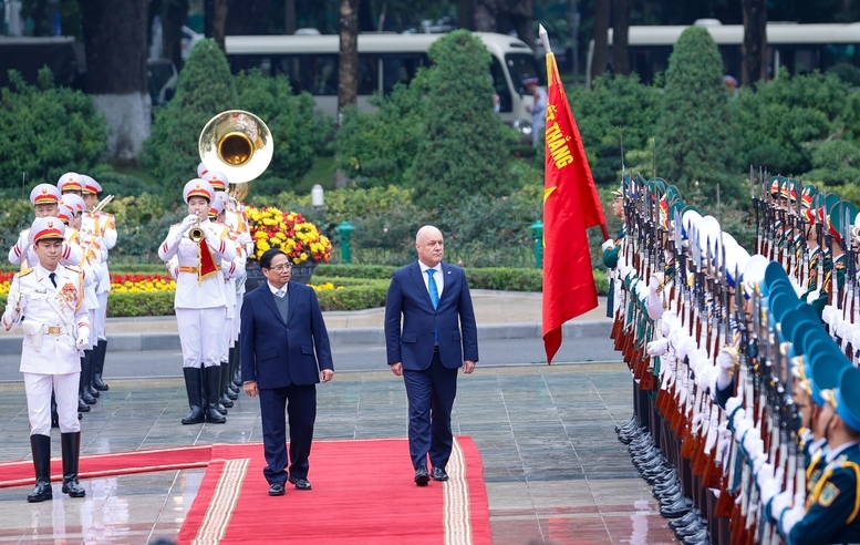 Thủ tướng Phạm Minh Chính và Thủ tướng Christopher Luxon duyệt Đội danh dự Quân đội nhân dân Việt Nam - Ảnh: VGP/Nhật Bắc