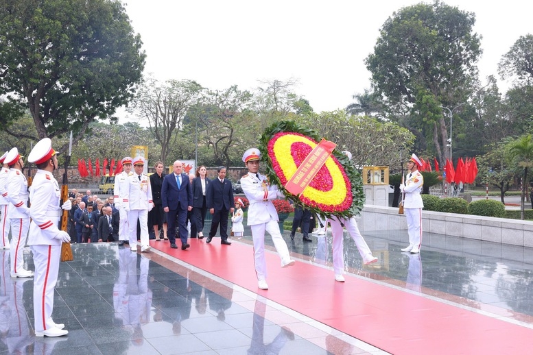 Thủ tướng New Zealand Christopher Luxon viếng các anh hùng liệt sĩ tại Đài Tưởng niệm các anh hùng liệt sĩ - Ảnh: VGP/Nhật Bắc