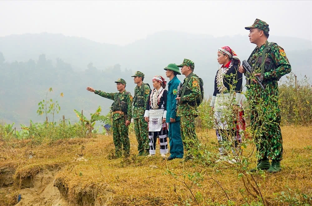 Bộ đội Biên phòng tỉnh Lào Cai cùng đồng bào DTTS vùng biên tuần tra đường biên, bảo vệ cột mốc quốc gia. Ảnh: TL