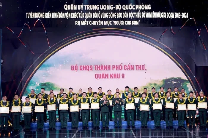 Đại tướng Phan Văn Giang và Thượng tướng Trịnh Văn Quyết trao Bằng khen tặng 35 tập thể điển hình “Dân vận khéo” của Quân đội ở vùng đồng bào DTTS và miền núi giai đoạn 2019-2024. Ảnh: Thái Hưng