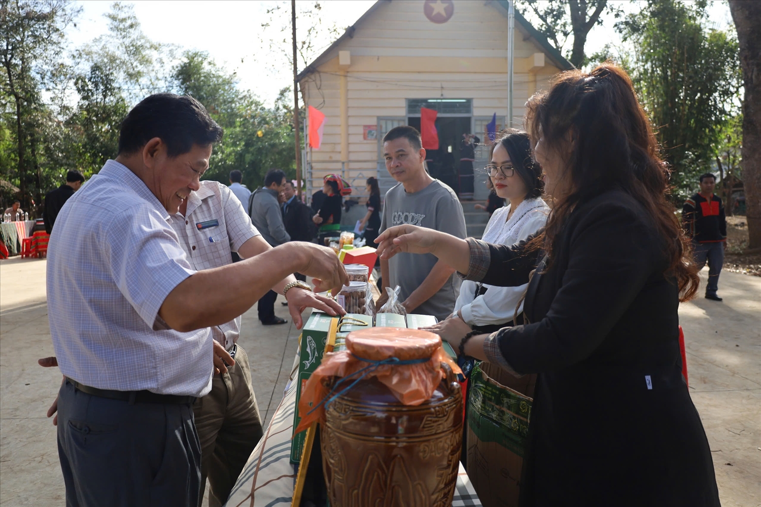 Đại biểu tham quan gian hàng trưng bày sản phẩm OCOP của các đơn vị trên địa bàn Tp.Buôn Ma Thuột