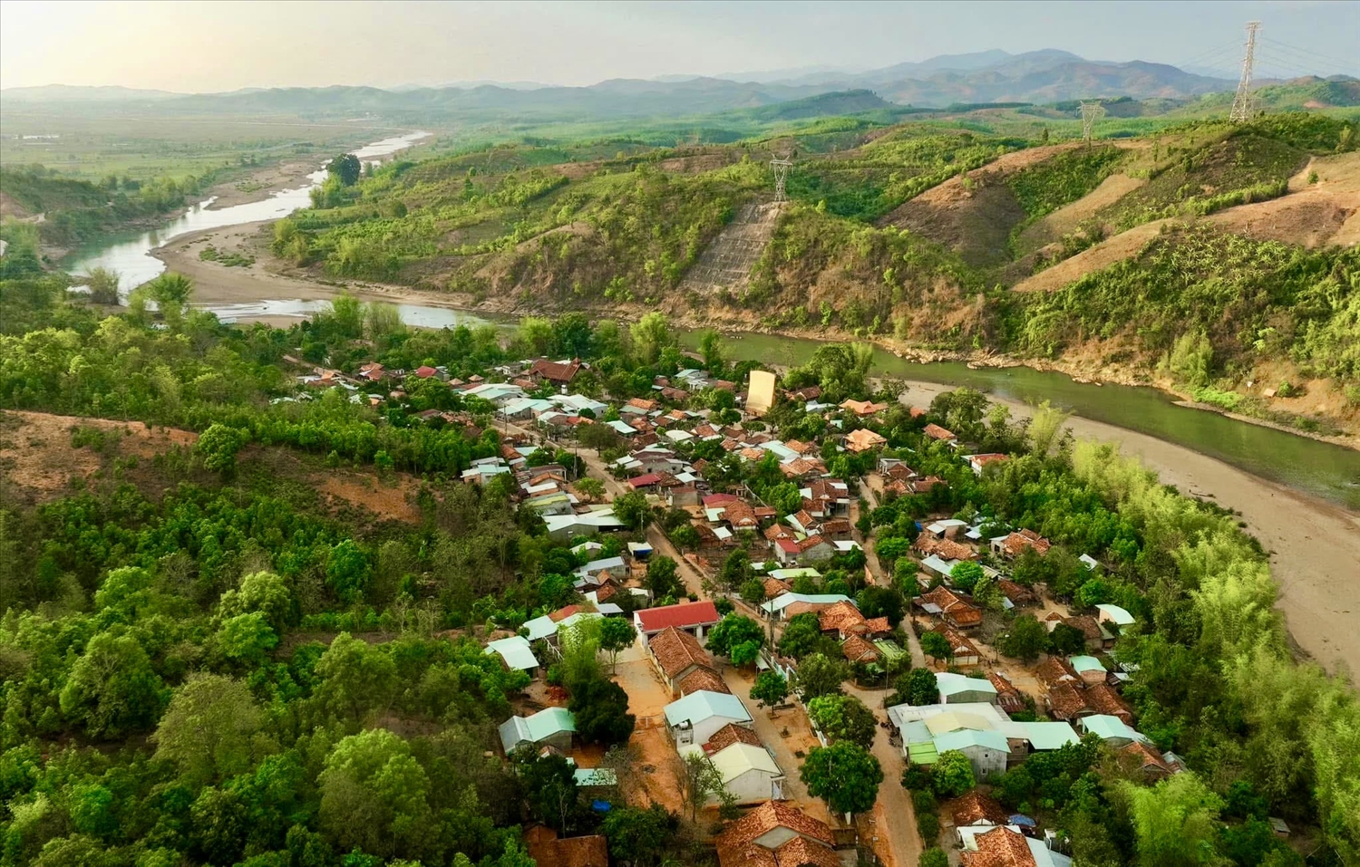 Người Ba Na thường chọn vị trí gần các con sông, suối để lập làng