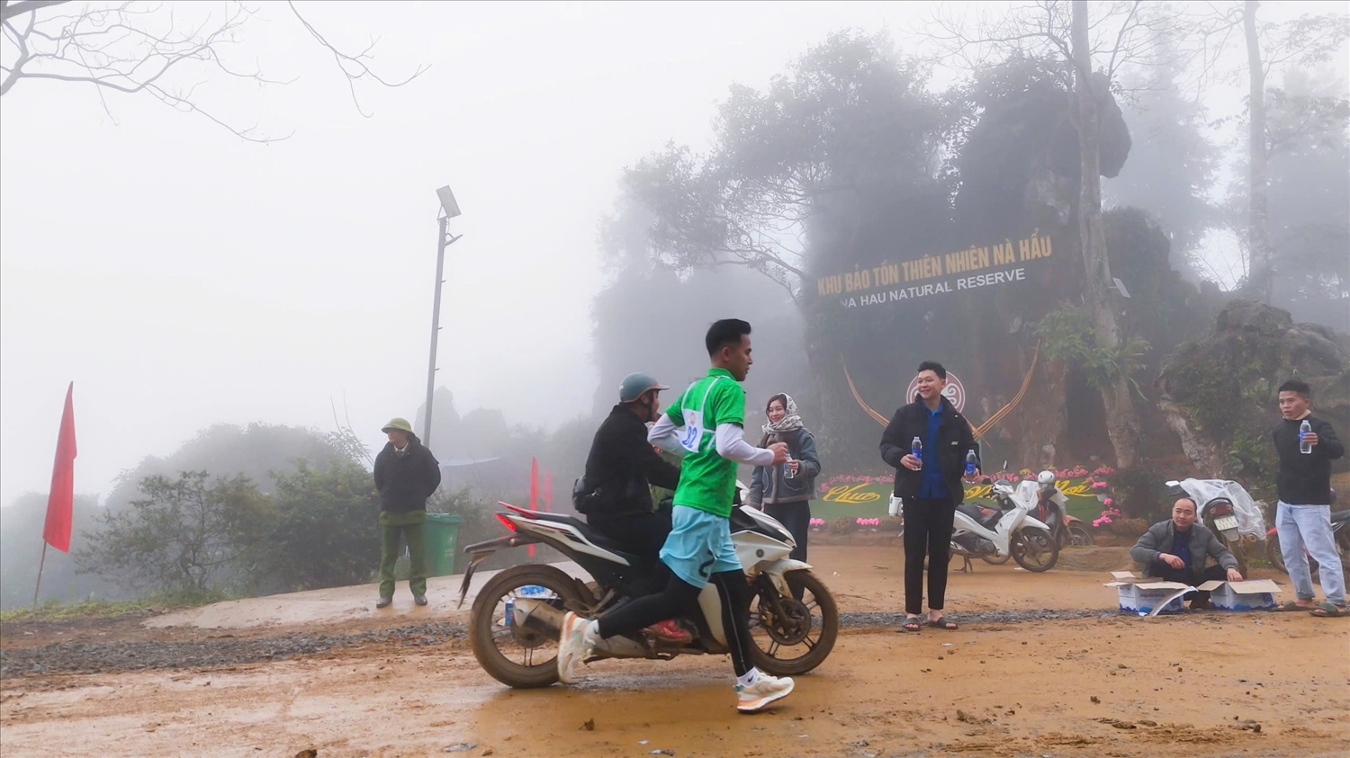 Người dân địa phương nhiệt tình tham gia cổ vũ, tiếp nước, tạo nên bầu không khí sôi động và ấm áp.