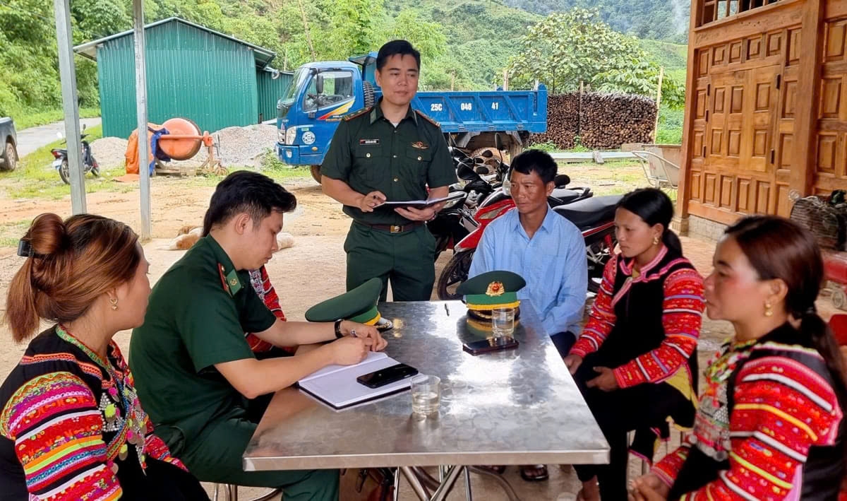 Cán bộ, chiến sĩ Đồn biên phòng Pa Ủ, huyện Mường Tè, Lai Châu tuyên truyền, vận động người dân ở bản Pha Bu thực hiện các chính sách về phát triển kinh tế.